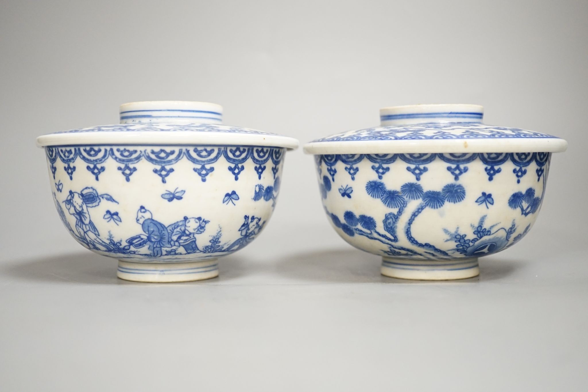 A pair of Japanese underglaze blue rice dishes and covers, Cover 13 cms diameter.